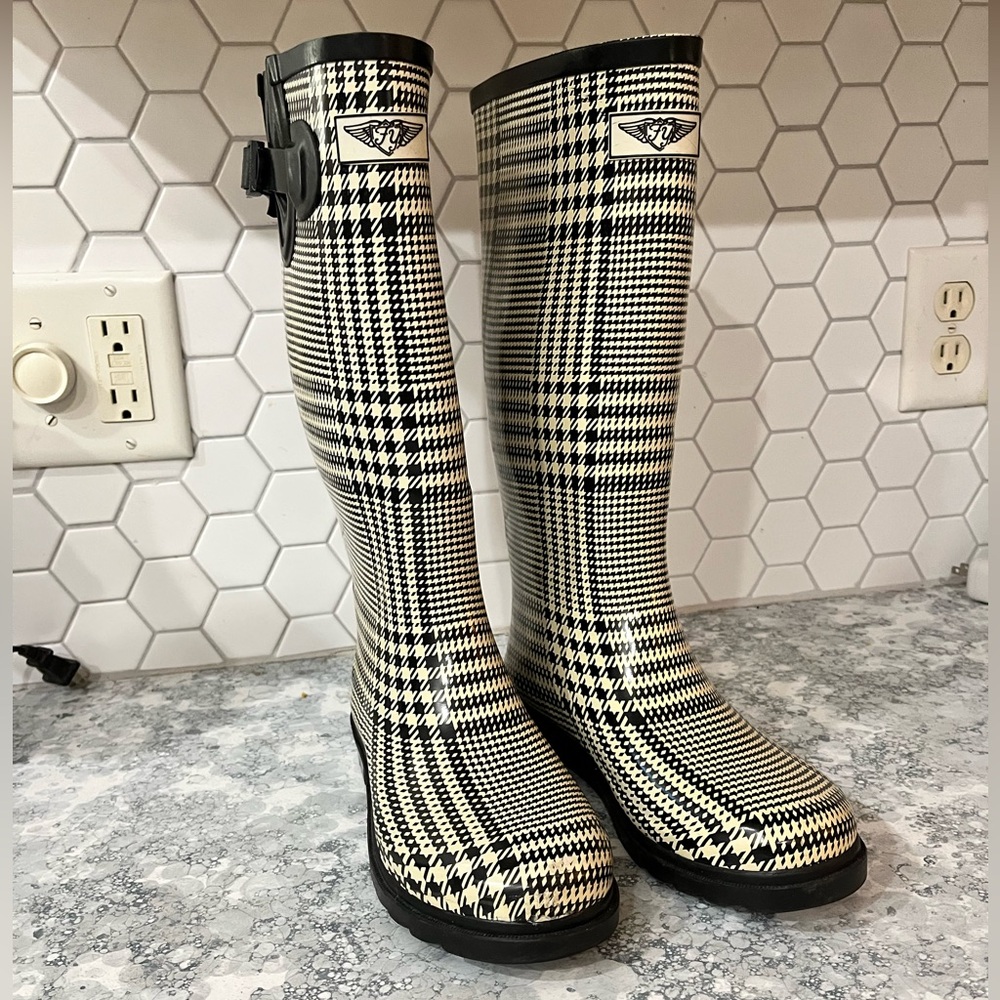 Size 7 Forever Young rubber rain boots houndstooth. Adjustable calf buckle.